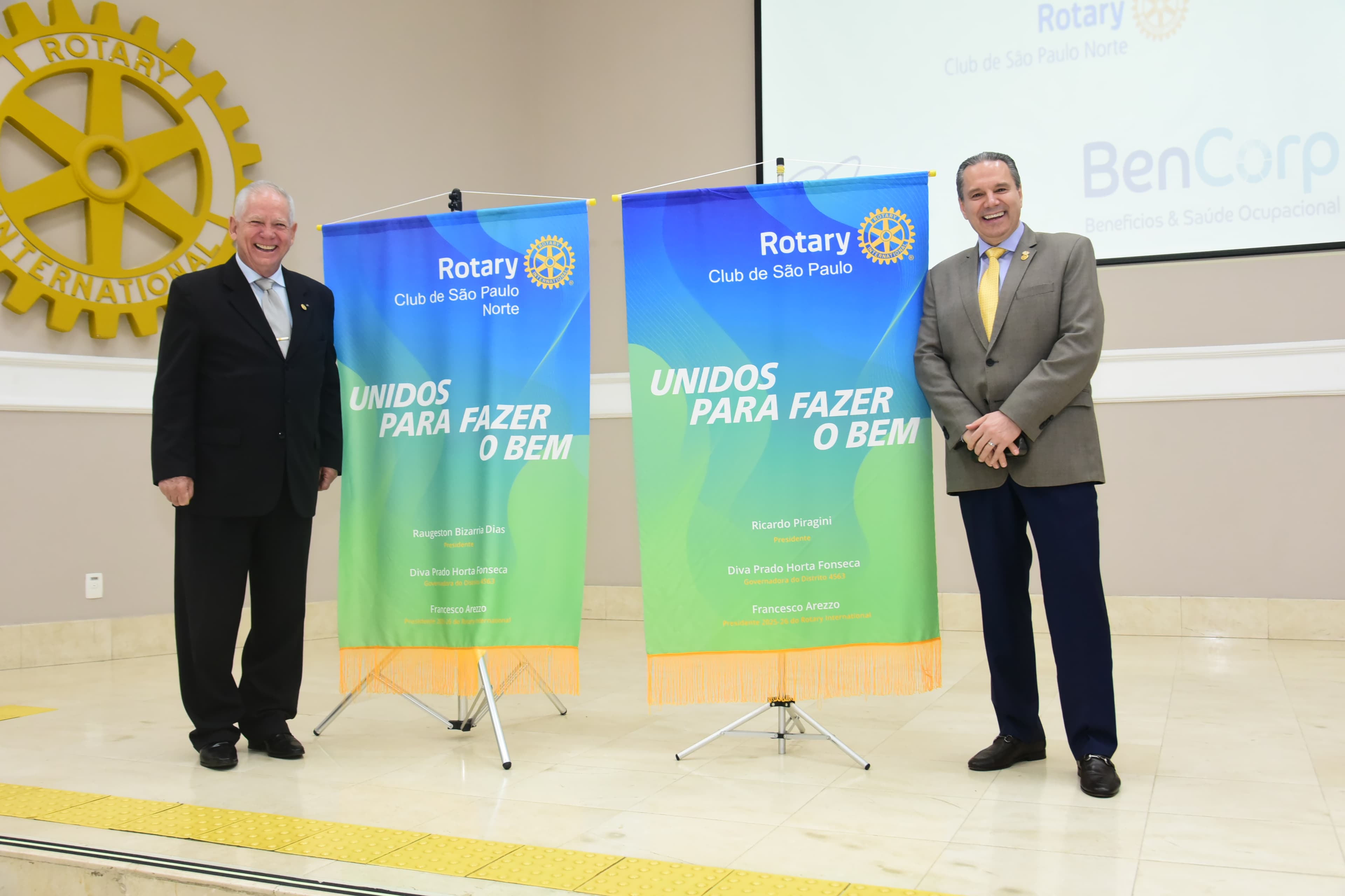 Ricardo Piragini ao lado da identidade visual Unidos para fazer o bem