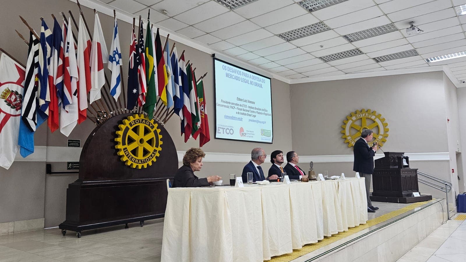 Palestra do Dr. Edson Vismona sobre pirataria e assinatura de acordo com a OAB/Pinheiros, no Rotary Clube de São Paulo