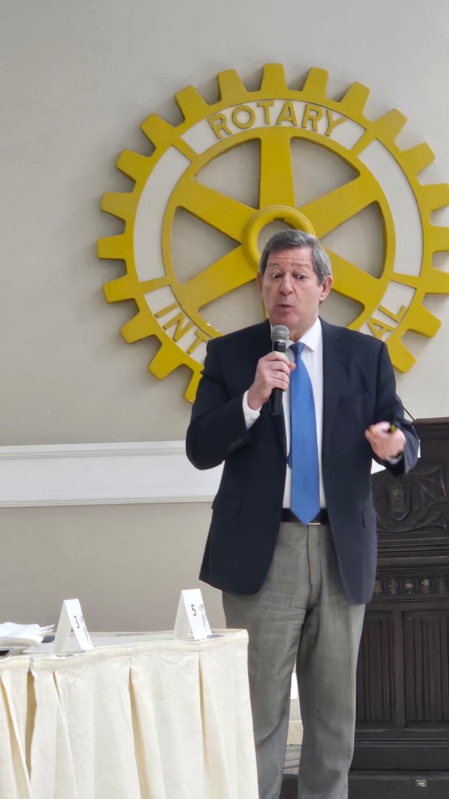 Palestra do Dr. Edson Vismona sobre pirataria e assinatura de acordo com a OAB/Pinheiros, no Rotary Clube de São Paulo