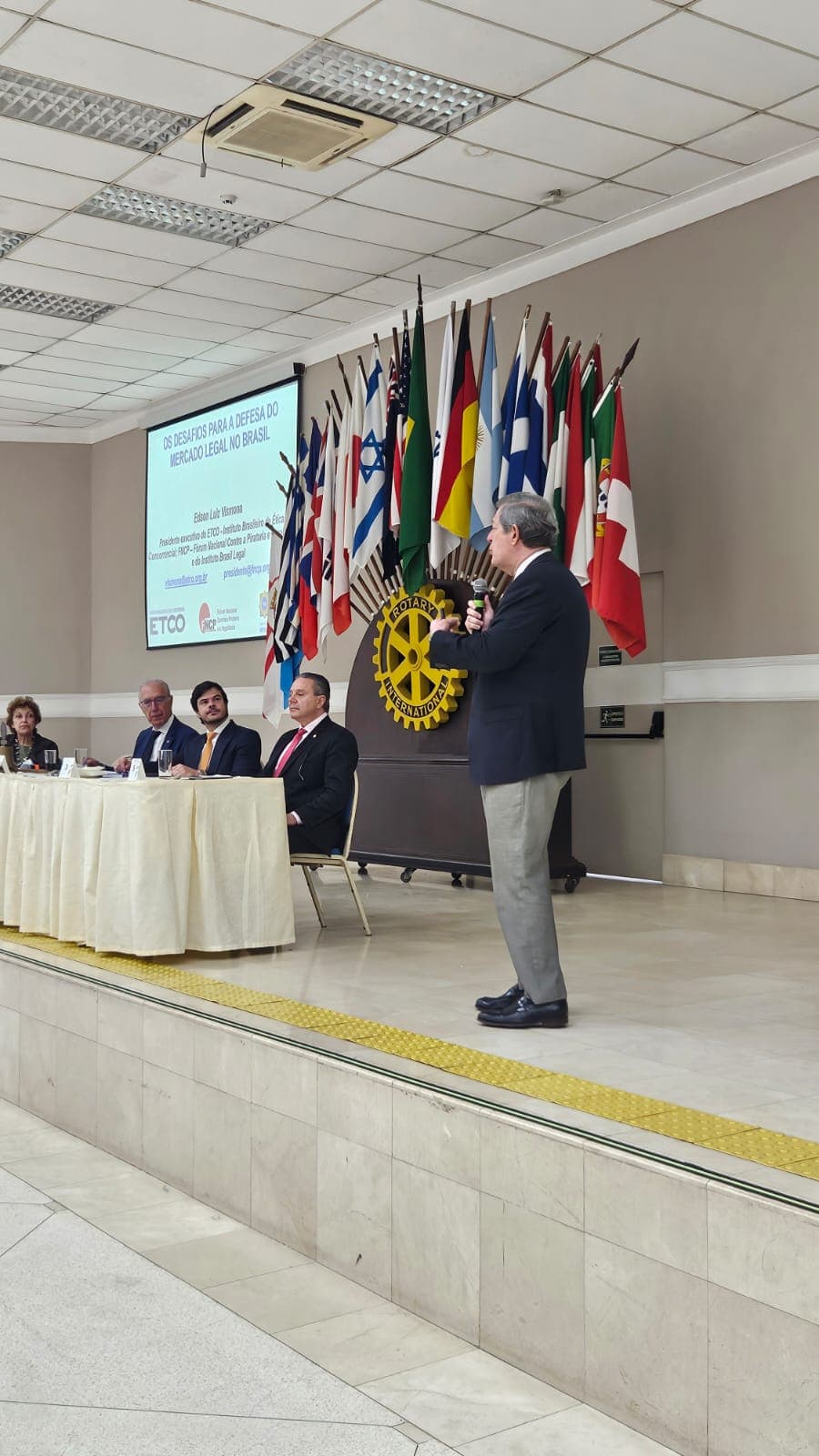 Palestra do Dr. Edson Vismona sobre pirataria e assinatura de acordo com a OAB/Pinheiros, no Rotary Clube de São Paulo