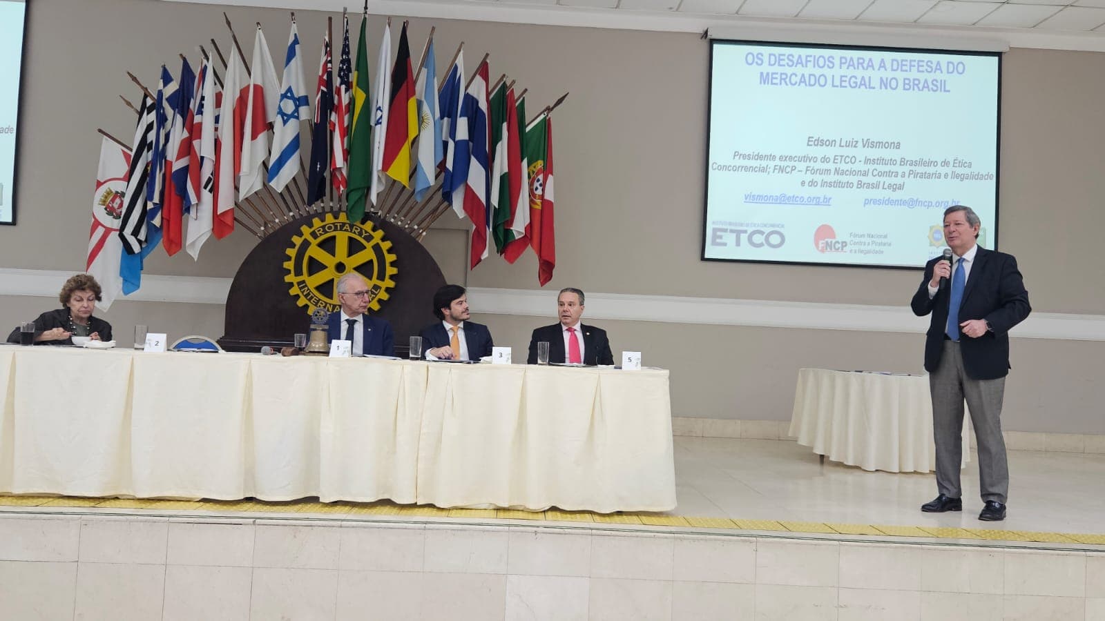Palestra do Dr. Edson Vismona sobre pirataria e assinatura de acordo com a OAB/Pinheiros, no Rotary Clube de São Paulo