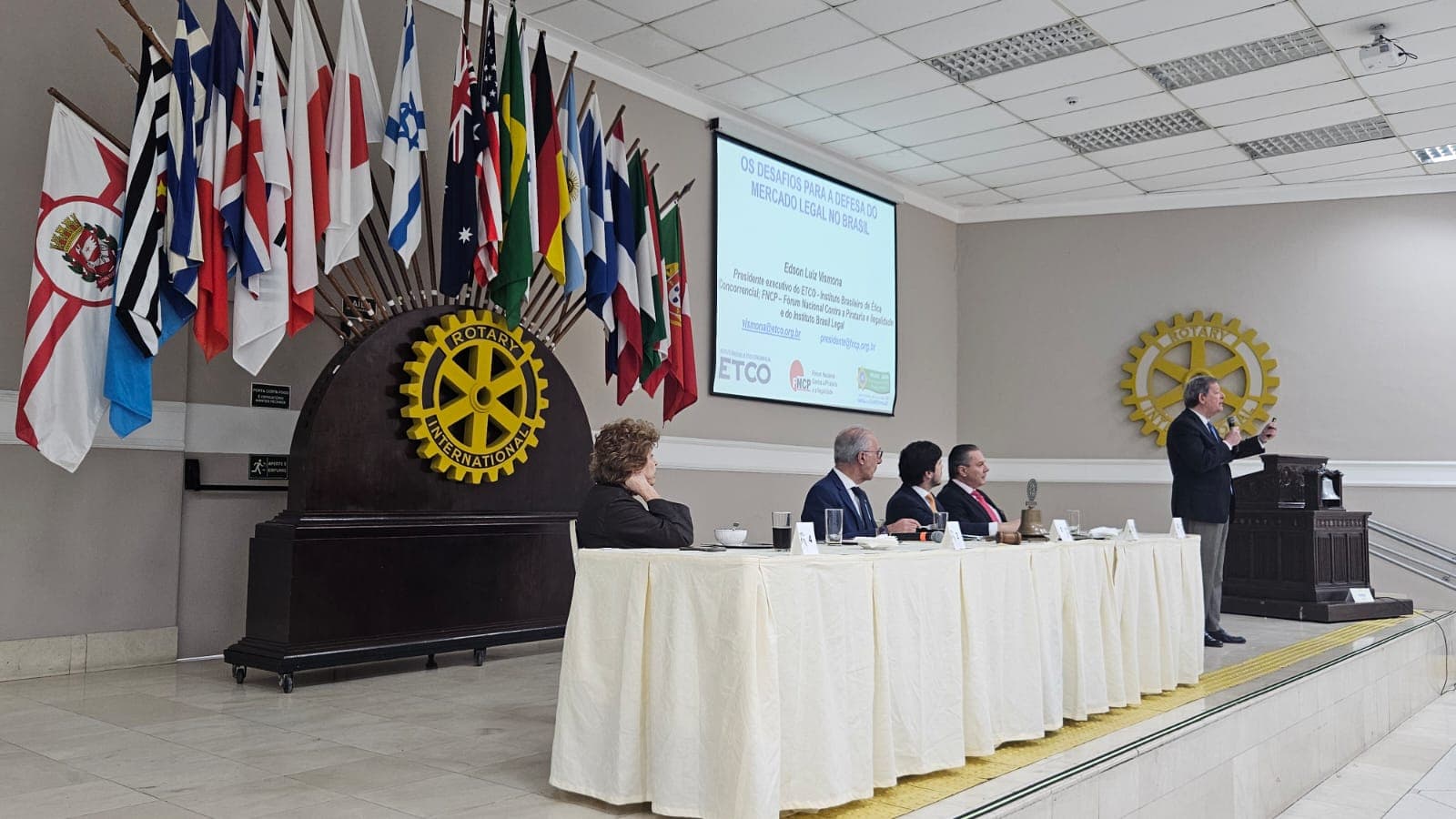 Palestra do Dr. Edson Vismona sobre pirataria e assinatura de acordo com a OAB/Pinheiros, no Rotary Clube de São Paulo