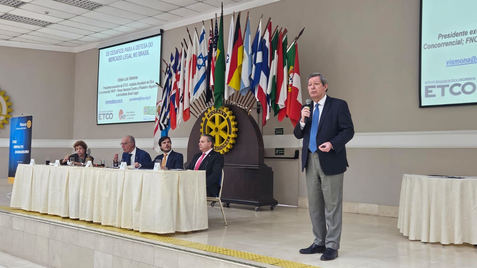 Palestra do Dr. Edson Vismona sobre pirataria e assinatura de acordo com a OAB/Pinheiros, no Rotary Clube de São Paulo