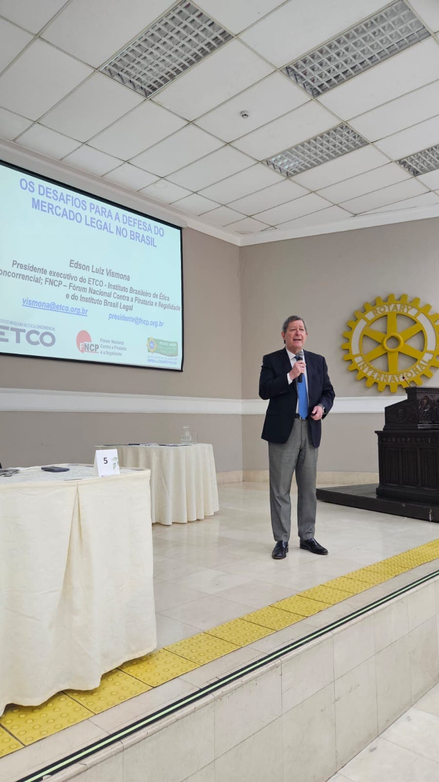 Palestra do Dr. Edson Vismona sobre pirataria e assinatura de acordo com a OAB/Pinheiros, no Rotary Clube de São Paulo