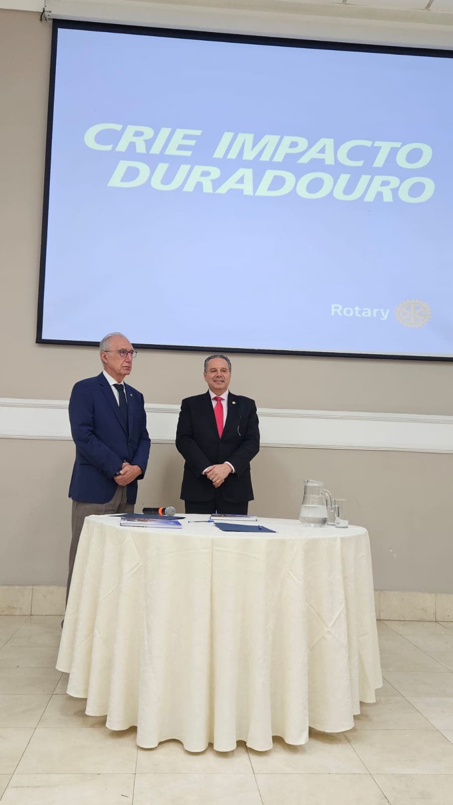 Palestra do Dr. Edson Vismona sobre pirataria e assinatura de acordo com a OAB/Pinheiros, no Rotary Clube de São Paulo