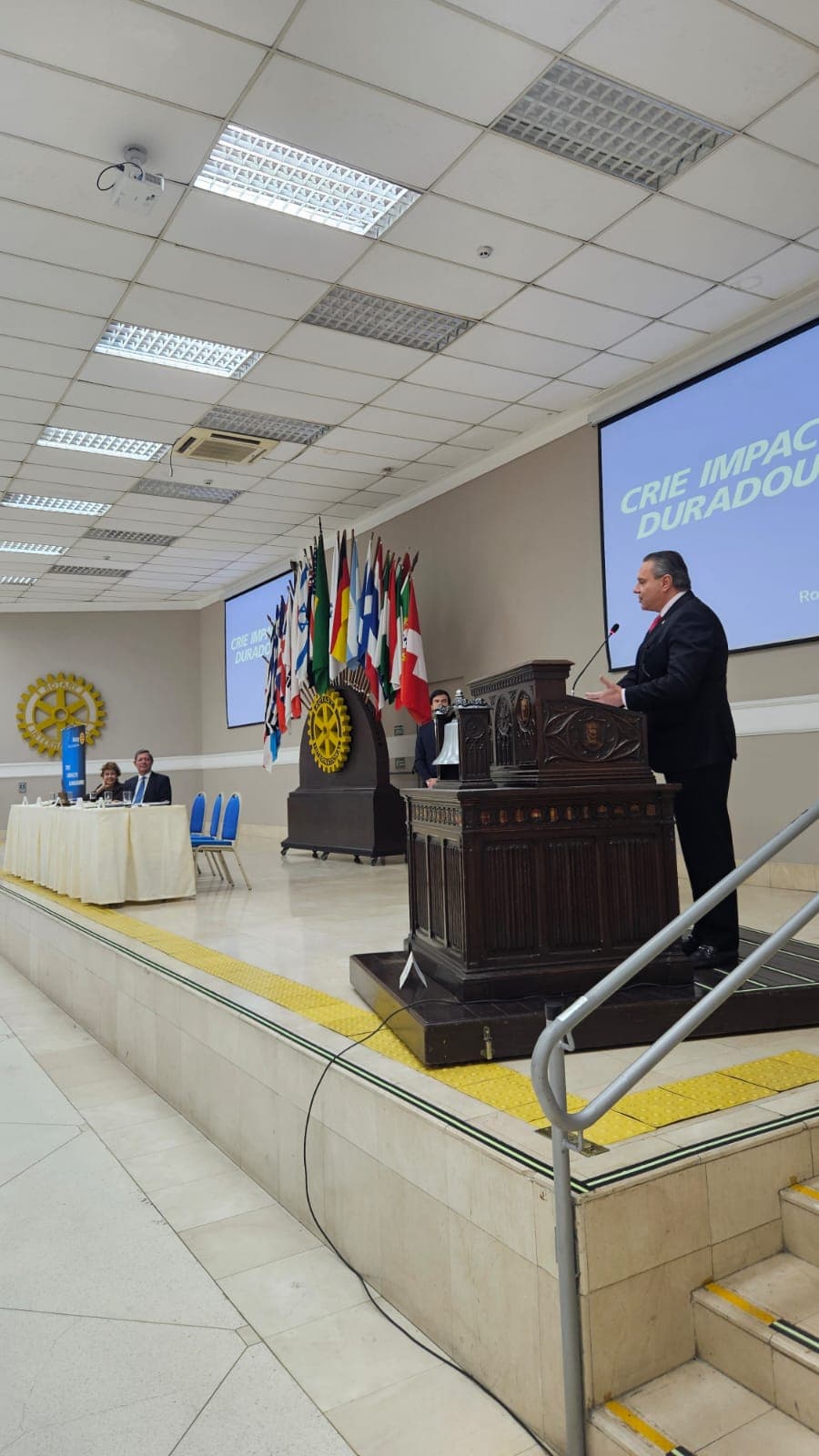 Palestra do Dr. Edson Vismona sobre pirataria e assinatura de acordo com a OAB/Pinheiros, no Rotary Clube de São Paulo
