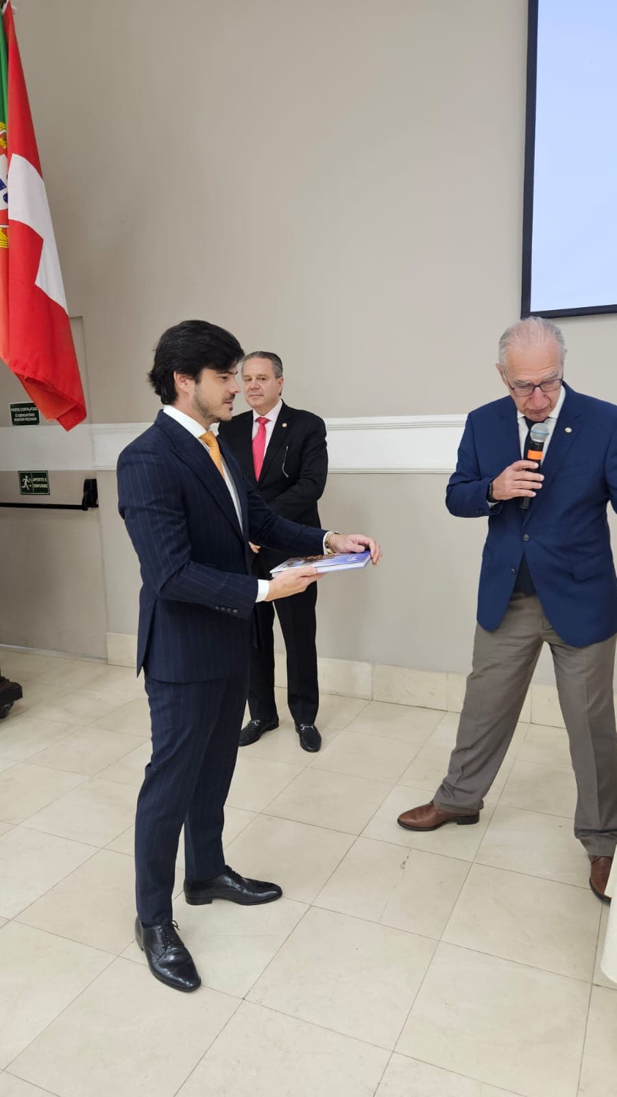 Palestra do Dr. Edson Vismona sobre pirataria e assinatura de acordo com a OAB/Pinheiros, no Rotary Clube de São Paulo