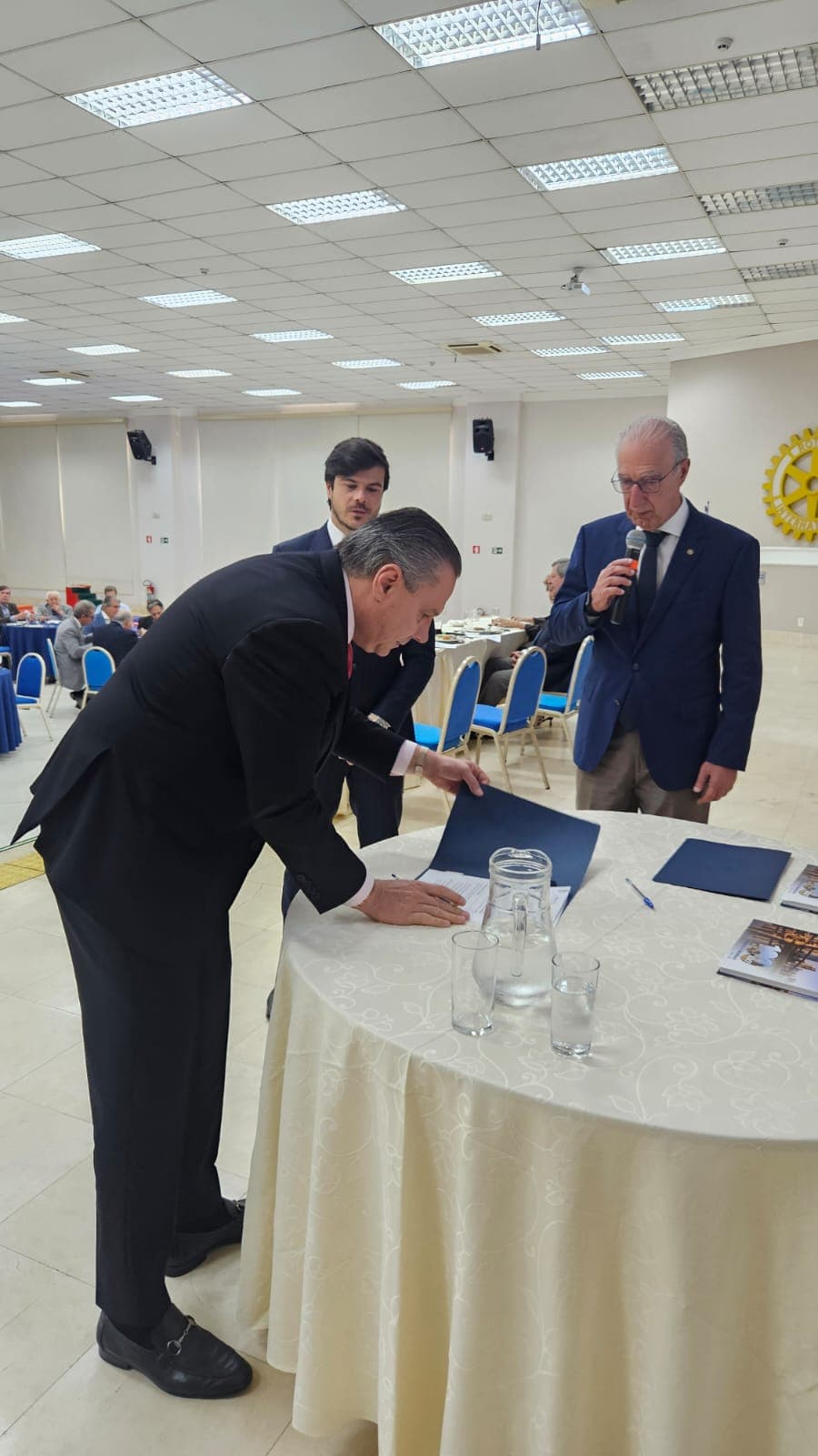 Palestra do Dr. Edson Vismona sobre pirataria e assinatura de acordo com a OAB/Pinheiros, no Rotary Clube de São Paulo