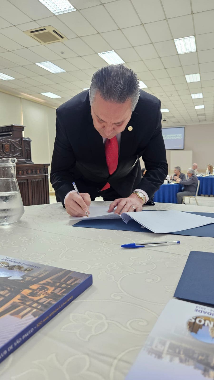 Palestra do Dr. Edson Vismona sobre pirataria e assinatura de acordo com a OAB/Pinheiros, no Rotary Clube de São Paulo