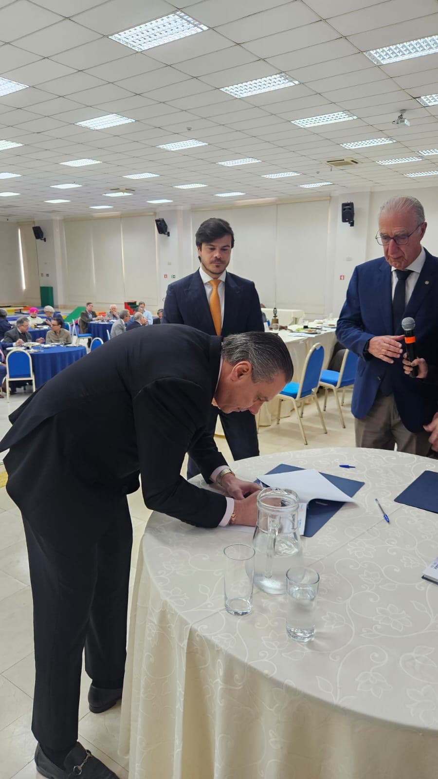 Palestra do Dr. Edson Vismona sobre pirataria e assinatura de acordo com a OAB/Pinheiros, no Rotary Clube de São Paulo