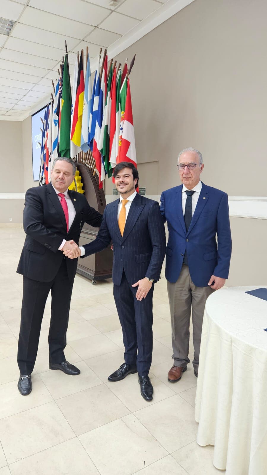 Palestra do Dr. Edson Vismona sobre pirataria e assinatura de acordo com a OAB/Pinheiros, no Rotary Clube de São Paulo