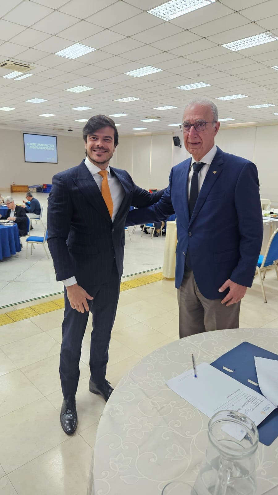 Palestra do Dr. Edson Vismona sobre pirataria e assinatura de acordo com a OAB/Pinheiros, no Rotary Clube de São Paulo