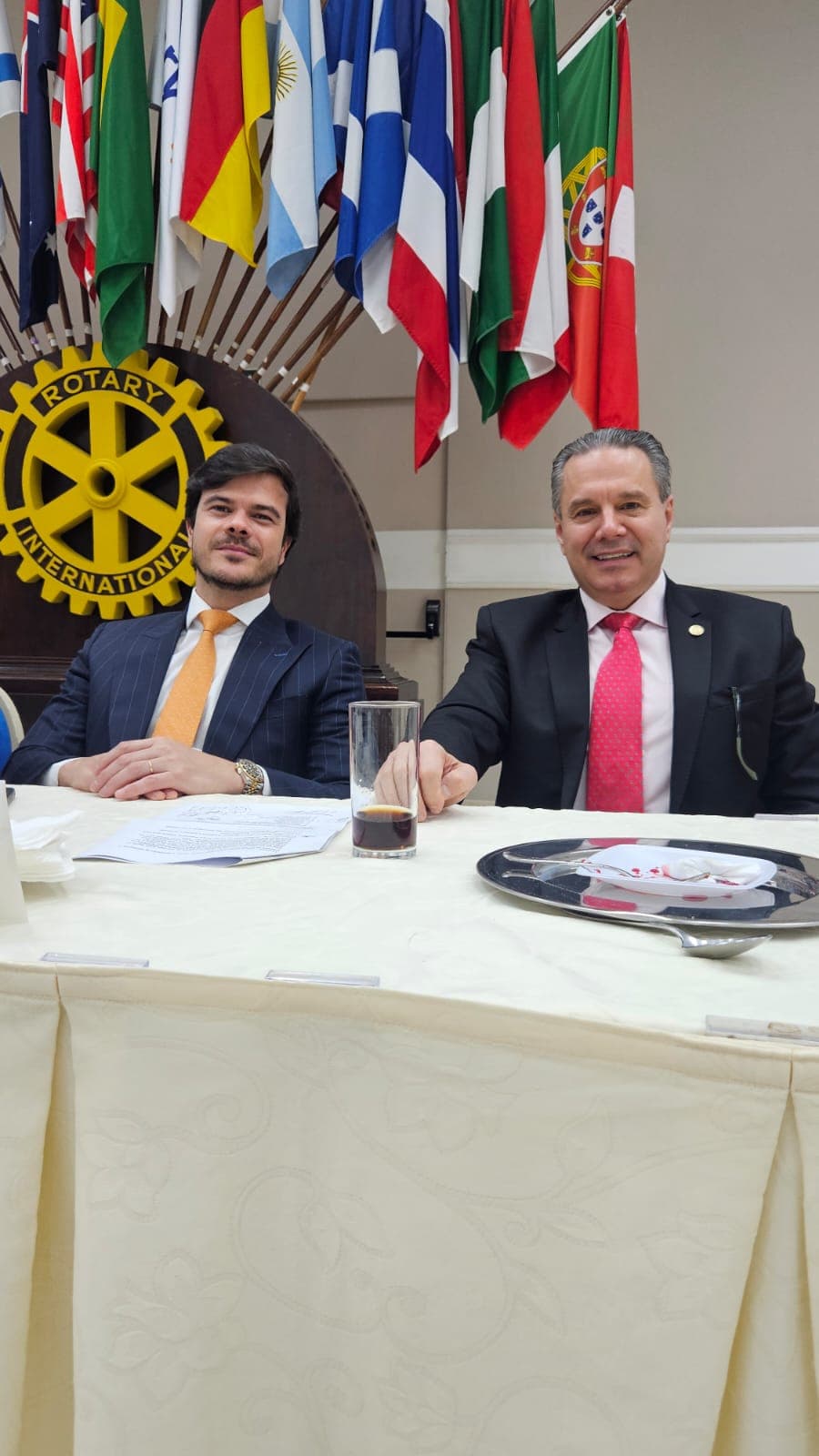 Palestra do Dr. Edson Vismona sobre pirataria e assinatura de acordo com a OAB/Pinheiros, no Rotary Clube de São Paulo