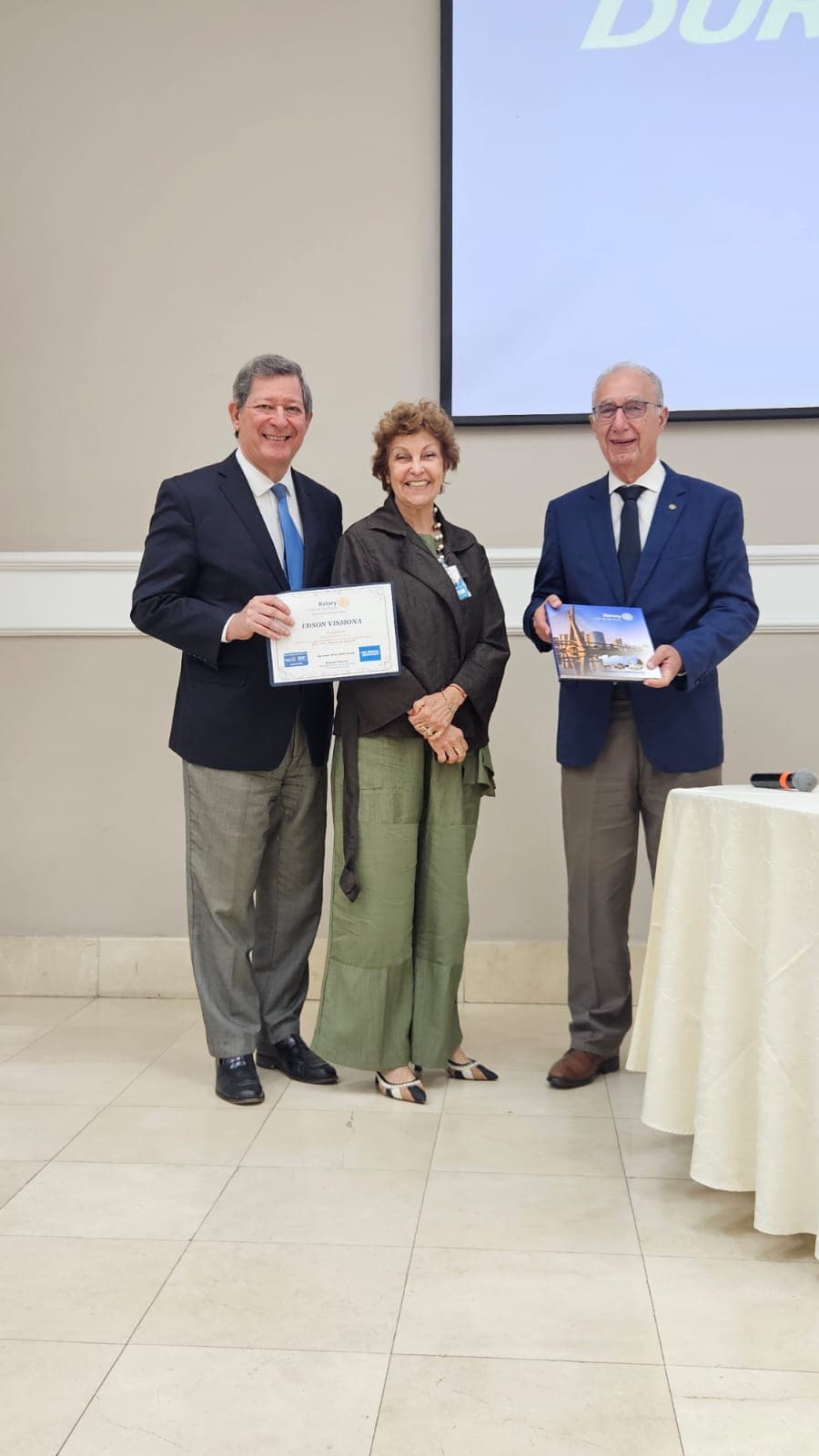 Palestra do Dr. Edson Vismona sobre pirataria e assinatura de acordo com a OAB/Pinheiros, no Rotary Clube de São Paulo