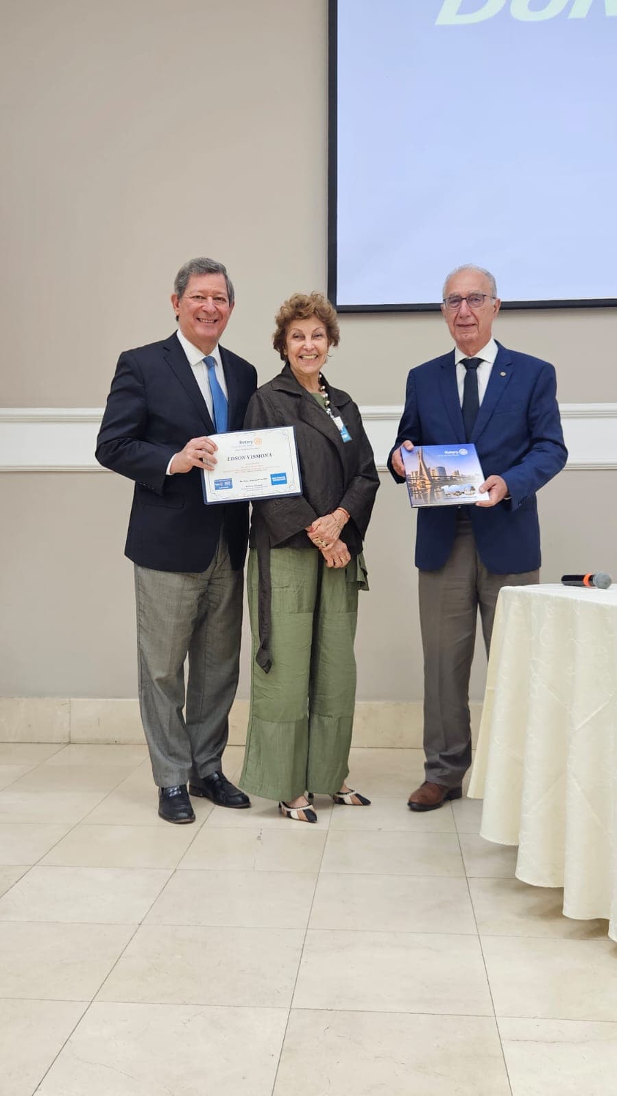 Palestra do Dr. Edson Vismona sobre pirataria e assinatura de acordo com a OAB/Pinheiros, no Rotary Clube de São Paulo