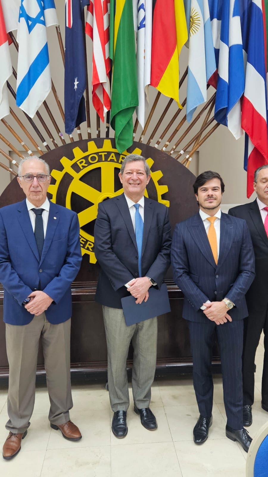 Palestra do Dr. Edson Vismona sobre pirataria e assinatura de acordo com a OAB/Pinheiros, no Rotary Clube de São Paulo