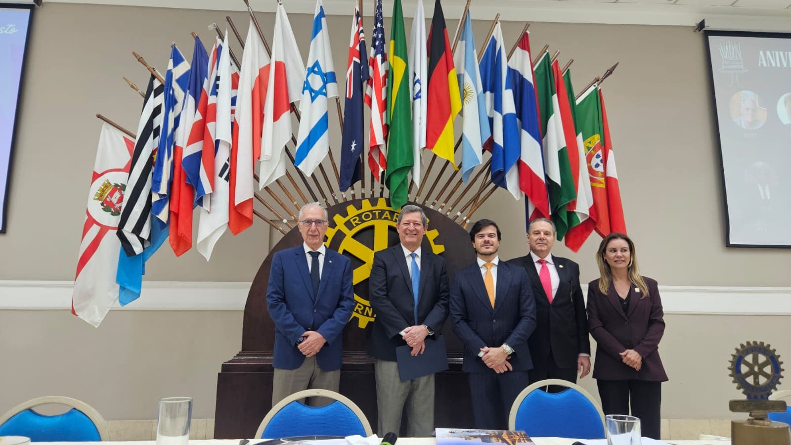 Palestra do Dr. Edson Vismona sobre pirataria e assinatura de acordo com a OAB/Pinheiros, no Rotary Clube de São Paulo